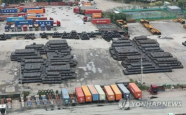 ソウル近郊、平沢港に積まれた鉄鋼製品＝（聯合ニュース）
