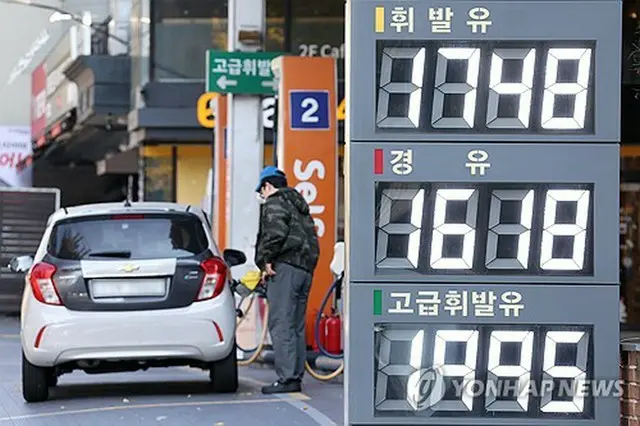 ガソリン価格の上昇が続いている。ガソリン価格を表示しているソウル市内のガソリンスタンド＝１６日、ソウル（聯合ニュース）