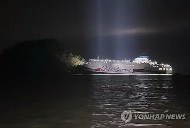 座礁した旅客船＝１９日、新安（聯合ニュース）