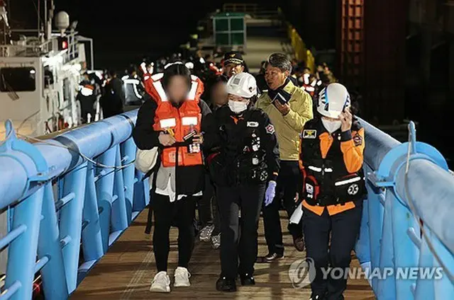 救助される乗客ら＝１９日、木浦（聯合ニュース）