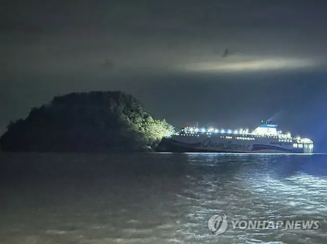 座礁した旅客船（読者提供）＝（聯合ニュース）≪転載・転用禁止≫