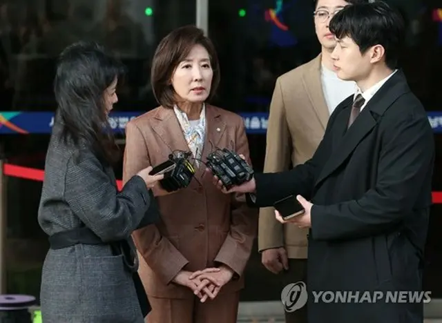 判決後、取材に応じる羅卿ウォン議員＝２０日、ソウル（聯合ニュース）