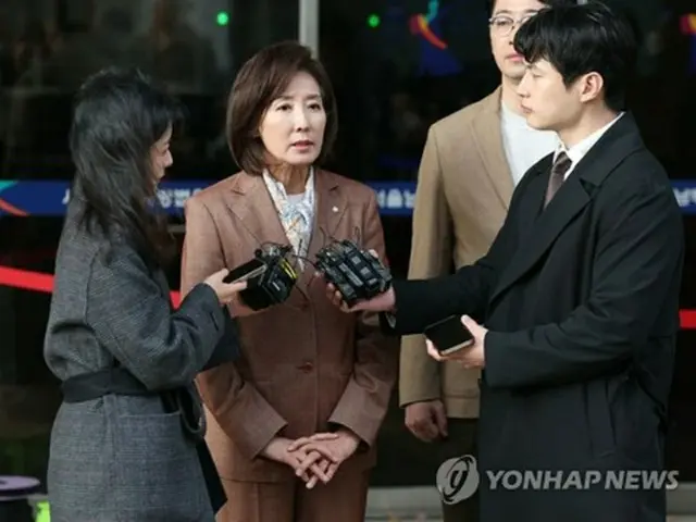 判決後、取材に応じる羅卿ウォン議員=20日、ソウル(聯合ニュース)