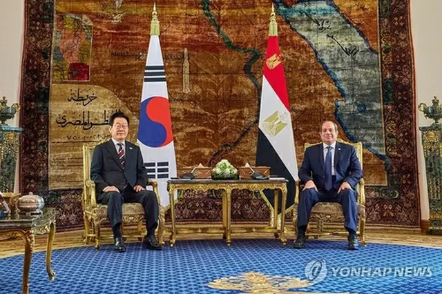 李大統領（左）とシシ大統領が首脳会談を行った＝２０日、カイロ（聯合ニュース）