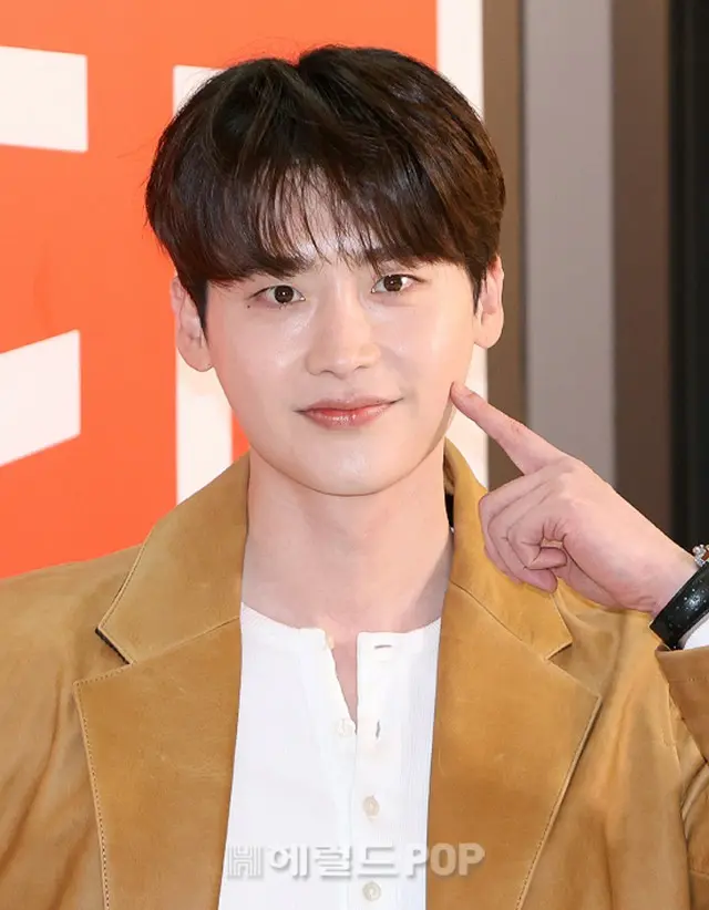 俳優イ・ジョンソク、ドラマ「再婚承認を要求します」のスタッフ全員に高級ホテルの食事券をプレゼント