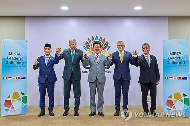 記念撮影する李大統領（中央）らＭＩＫＴＡ首脳会合の出席者＝２２日、ヨハネスブルク（聯合ニュース）