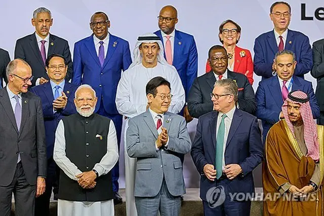 Ｇ２０首脳会議で記念撮影を行う李大統領（前列中央）や各国首脳ら（共同取材）＝２２日、ヨハネスブルク（聯合ニュース）≪転載・転用禁止≫