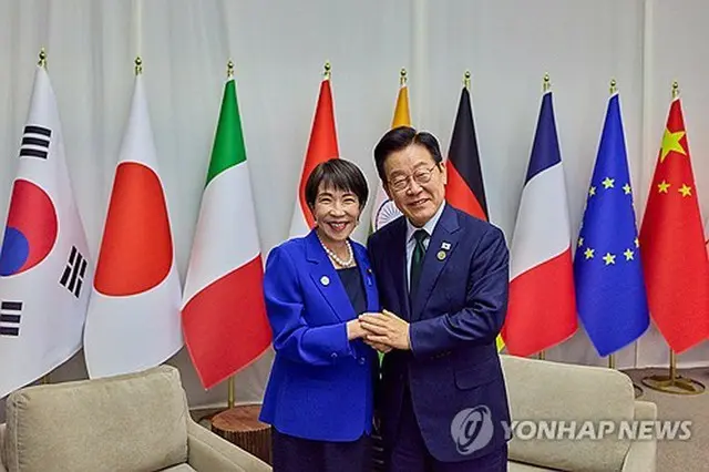 Ｇ２０サミットに合わせ、会談を行った韓日首脳（共同取材）＝２３日、ヨハネスブルク（聯合ニュース）≪転載・転用禁止≫