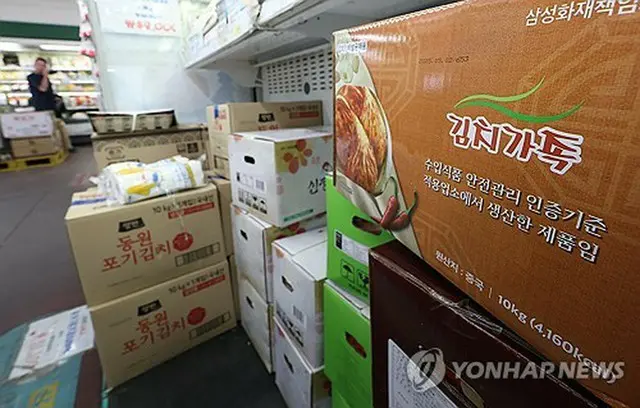 ソウル市内のスーパーで販売されている輸入キムチ（資料写真）＝（聯合ニュース）≪転載・転用禁止≫