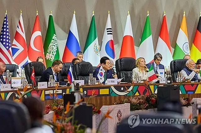 主要２０カ国・地域（Ｇ２０）首脳会議で発言する李大統領（中央、共同取材）＝２３日、ヨハネスブルク（聯合ニュース）≪転載・転用禁止≫