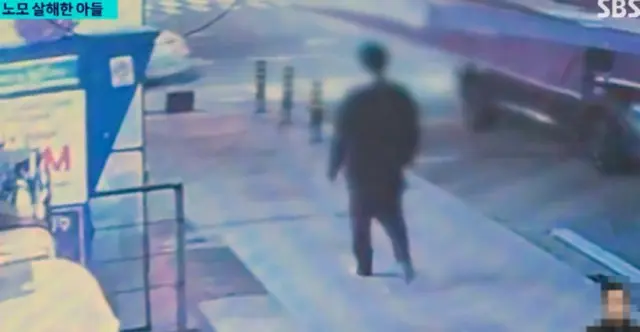 「凶器を持ったままはだしで歩く」…母親を殺害した20代男の逃走場面＝韓国