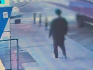 「凶器を持ったままはだしで歩く」…母親を殺害した20代男の逃走場面＝韓国