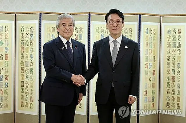 握手を交わす韓国の金民錫首相（右）と日韓協力委員会の中曽根弘文会長代行（首相室提供）＝（聯合ニュース）≪転載・転用禁止≫