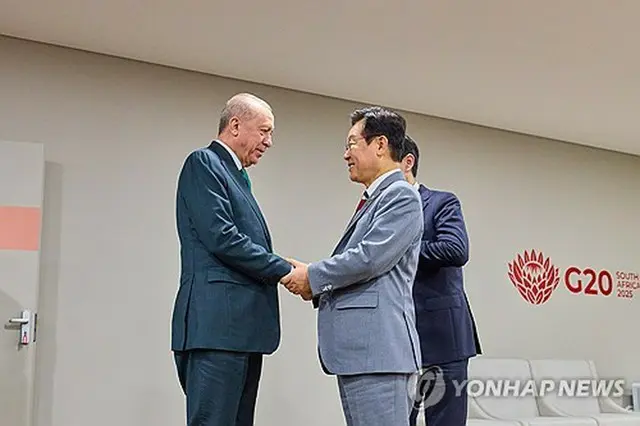 南アフリカで開かれた主要２０カ国・地域（Ｇ２０）首脳会議で握手を交わす李大統領（右）とトルコのエルドアン大統領（共同取材）＝（聯合ニュース）≪転載・転用禁止≫