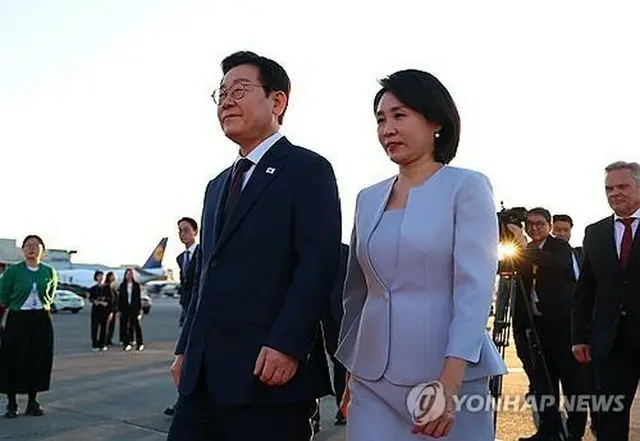 南アフリカ共和国からトルコに向かうため専用機に向かう李大統領夫妻＝２３日、ヨハネスブルク（聯合ニュース）