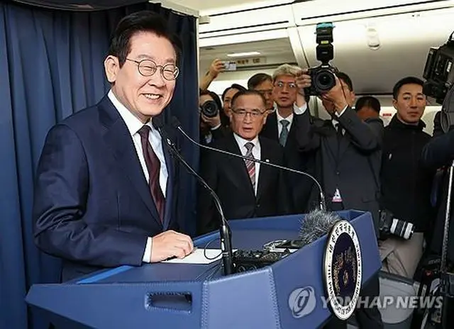 トルコに向かう専用機内で外交について説明する李在明（イ・ジェミョン）大統領＝（聯合ニュース）