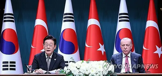 共同記者発表を行う李大統領（左）とエルドアン大統領＝２４日、アンカラ（聯合ニュース）