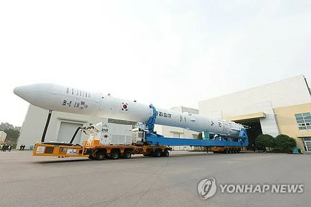 組み立て棟から発射台に移動するヌリ（韓国航空宇宙研究院提供）＝（聯合ニュース）≪転載・転用禁止≫