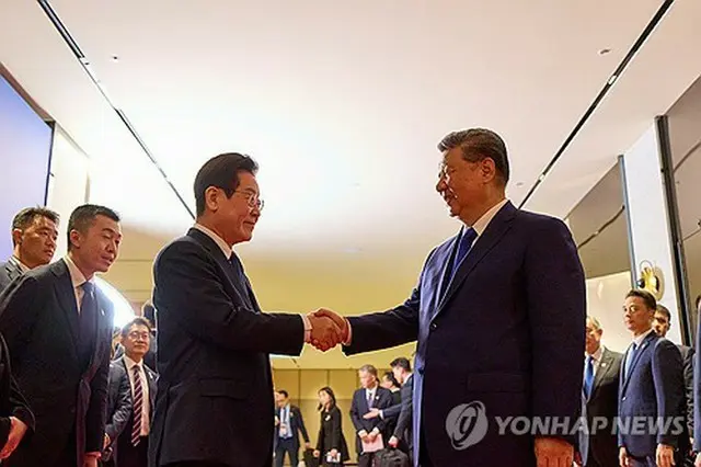 李在明（イ・ジェミョン）大統領（左）は２日、ＳＮＳに中国の習近平国家主席と握手を交わしている写真を公開した（李大統領のＳＮＳより）＝（聯合ニュース）≪転載・転用禁止≫