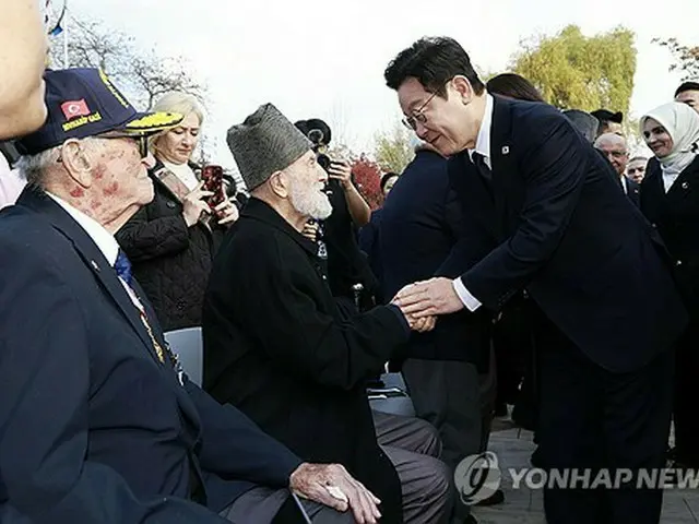 李大統領　トルコで朝鮮戦争参戦記念塔訪問＝参戦者に謝意