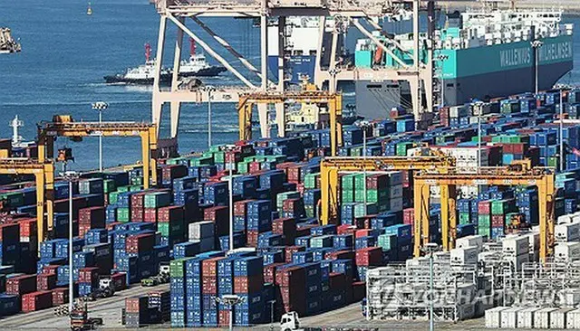 コンテナが並ぶ韓国の港（資料写真）＝（聯合ニュース）