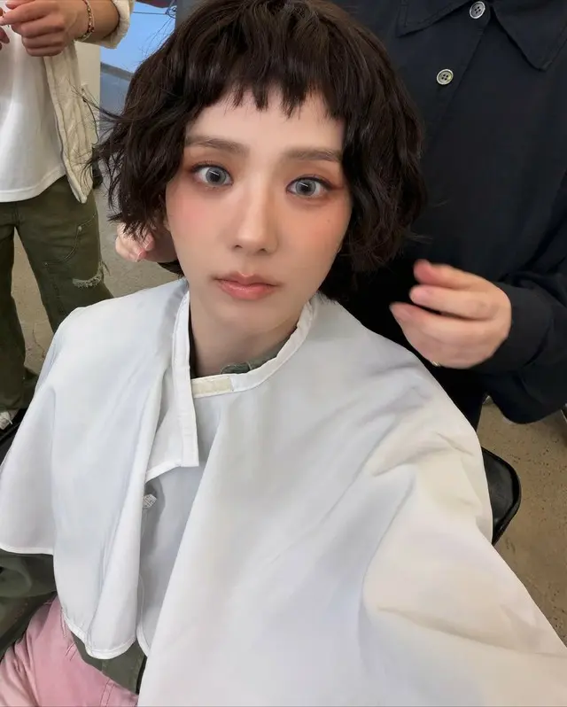 「BLACKPINK」JISOO、破格のショートカット変身…変わらない可愛さ３