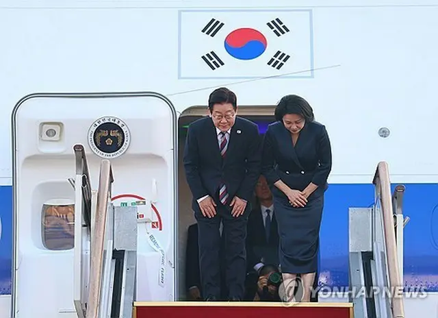 ソウル空港に到着し、あいさつする李大統領夫妻＝２６日、城南（聯合ニュース）