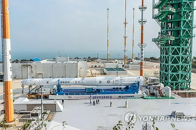 発射台に移動するヌリ（韓国航空宇宙研究院提供）＝（聯合ニュース）≪転載・転用禁止≫