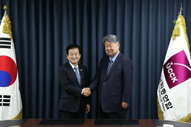 握手を交わす鄭東泳統一部長官（左）と韓国教会総連合のキム・ジョンヒョク代表会長（統一部提供）＝（聯合ニュース）≪転載・転用禁止≫