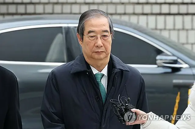 ソウル中央地裁に入る韓悳洙前首相＝２６日、ソウル（聯合ニュース）