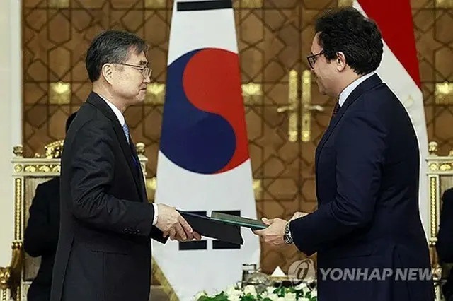 趙顕外交部長官（左、資料写真）＝（聯合ニュース）