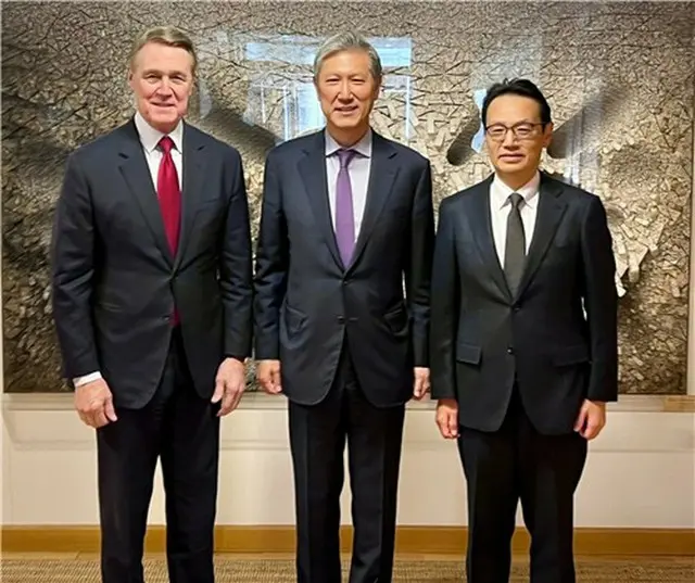 左からパデュー氏、盧載憲氏、金杉氏（パデュー氏のＳＮＳより）＝（聯合ニュース）≪転載・転用禁止≫