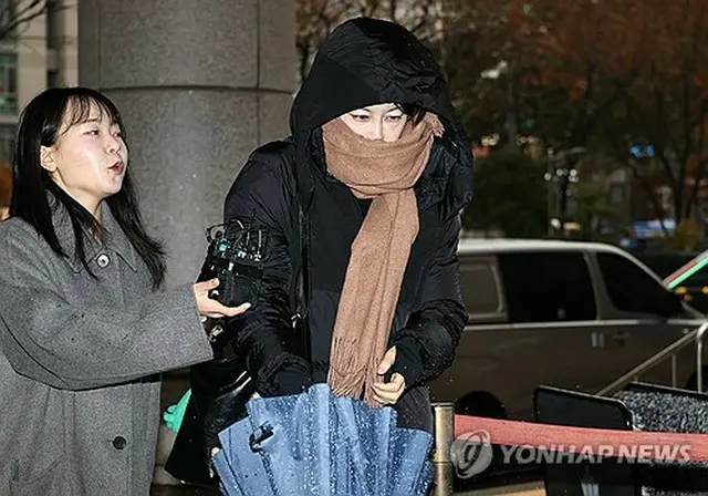 ソウル西部地裁に入るダヘ氏＝２７日、ソウル（聯合ニュース）