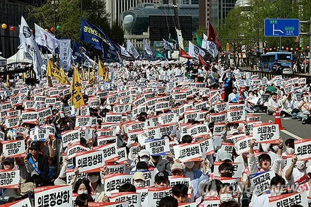 今年４月、定員増に反対する集会を開いた医師や医学生ら（資料写真）＝（聯合ニュース）