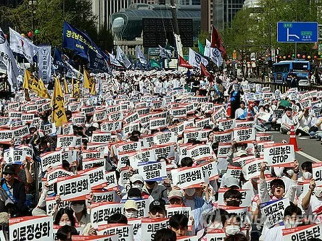 今年４月、定員増に反対する集会を開いた医師や医学生ら（資料写真）＝（聯合ニュース）
