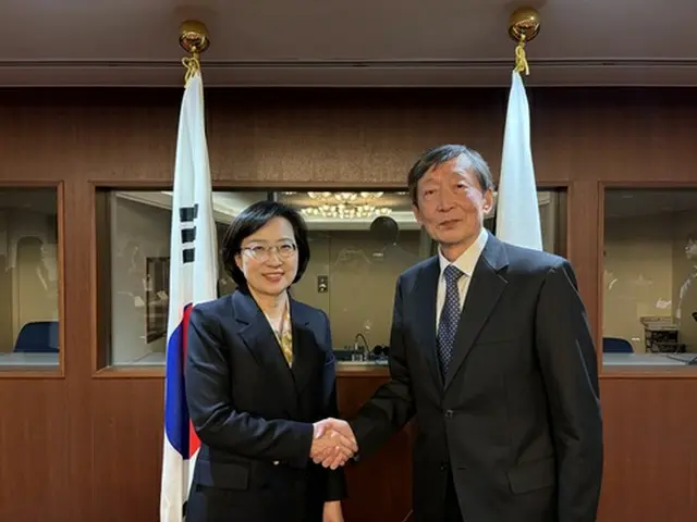 東京で第１４回韓日科学技術協力委員会が開催された。握手を交わす韓旻咏氏（左）と川村裕氏（外交部提供）＝（聯合ニュース）≪転載・転用禁止≫