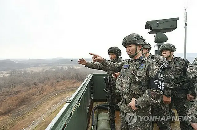 ＤＭＺの監視所（ＧＰ）を訪れたチン・ヨンスン合同参謀本部議長（合同参謀本部提供）＝（聯合ニュース）≪転載・転用禁止≫