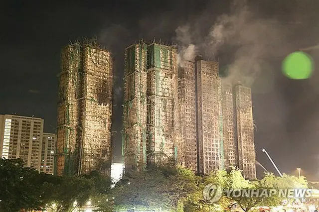 火災が発生した香港の高層住宅群＝２７日、香港（聯合ニュース）