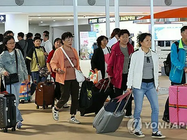 仁川国際空港に到着した中国人の団体観光客（資料写真）＝（聯合ニュース）