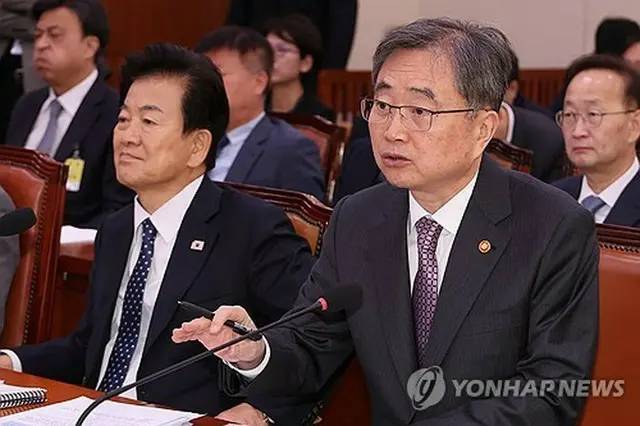 国会外交統一委員会で答弁する趙顕外交部長官＝２８日、ソウル（聯合ニュース）