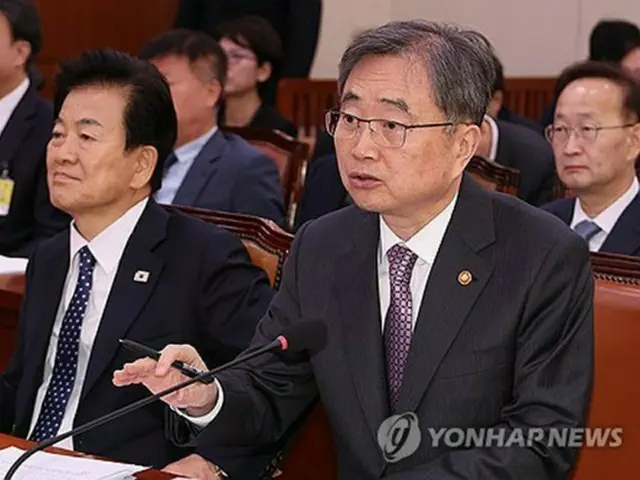 国会外交統一委員会で答弁する趙顕外交部長官＝２８日、ソウル（聯合ニュース）