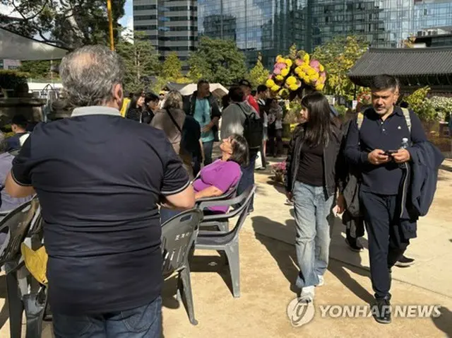 ソウル都心にある韓国最大の仏教宗派「大韓仏教曹渓宗」の総本山、曹渓寺を訪れた外国人観光客＝（聯合ニュース）