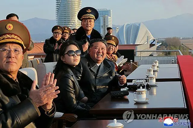 北朝鮮の朝鮮中央通信は３０日、金正恩（キム・ジョンウン）国務委員長（朝鮮労働党総書記、手前から３人目）が東部・元山にある葛麻飛行場で２８日に開かれた空軍創設８０周年の記念式典に出席したと報じた。金氏の娘、ジュエ氏（同２人目）も同行した＝（朝鮮中央通信＝聯合ニュース）≪転載・転用禁止≫