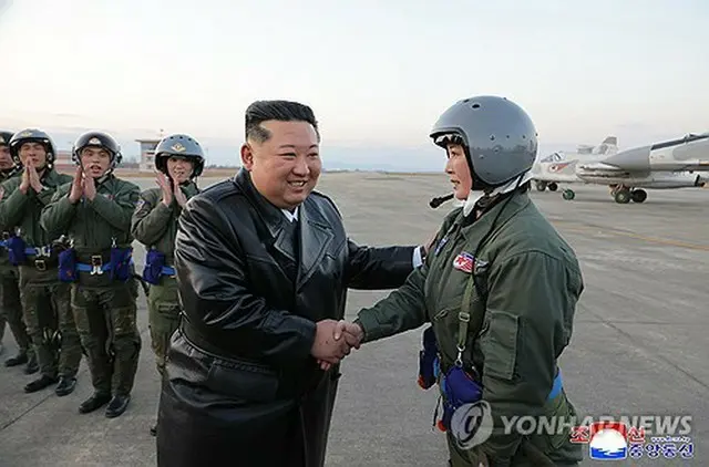 北朝鮮の朝鮮中央通信は３０日、金正恩（キム・ジョンウン）国務委員長（朝鮮労働党総書記、左）が東部・元山にある葛麻飛行場で２８日に開かれた空軍創設８０周年の記念式典に出席したと報じた＝（朝鮮中央通信＝聯合ニュース）≪転載・転用禁止≫