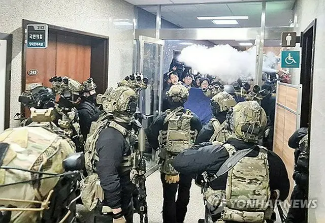 国会に入った戒厳軍＝（聯合ニュース）