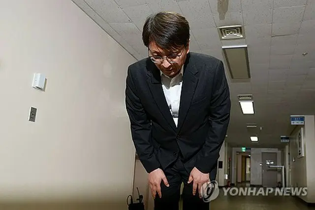 頭を下げるパク社長＝３０日、ソウル（聯合ニュース）