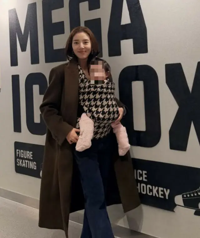 ソン・ダムビ、ベビーキャリアもファッションに…娘を抱く「おしゃれなママ」