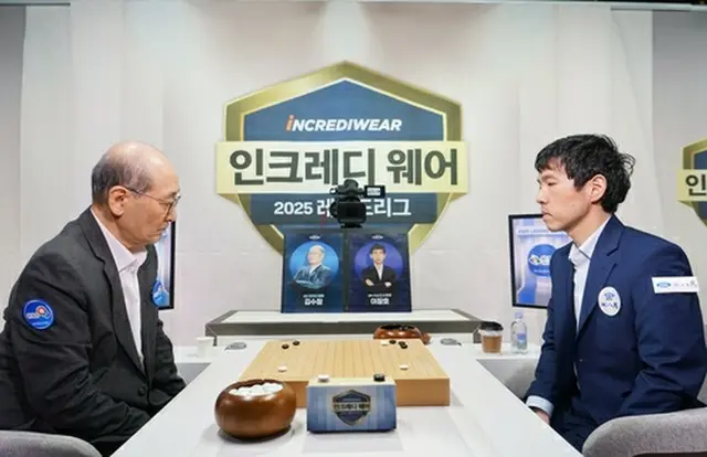金秀壯九段（左）に勝利した李昌鎬九段（韓国棋院提供）＝（聯合ニュース）≪転載・転用禁止≫