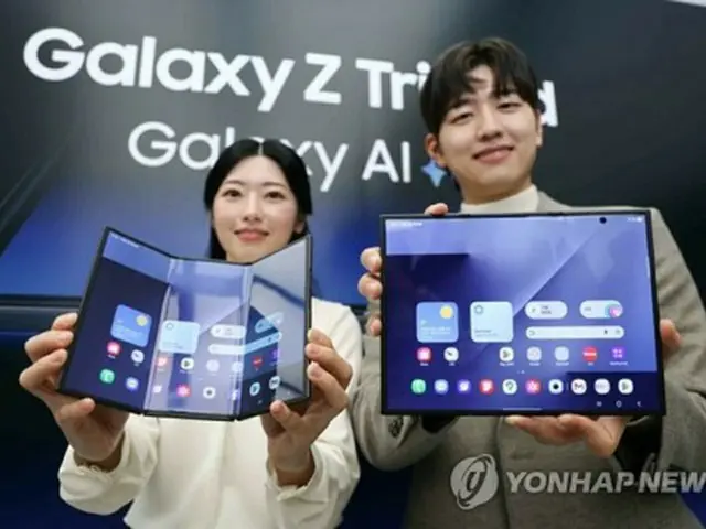 サムスン電子は三つ折りスマートフォン「ギャラクシーＺトライフォールド」を披露した＝２日、ソウル（聯合ニュース）