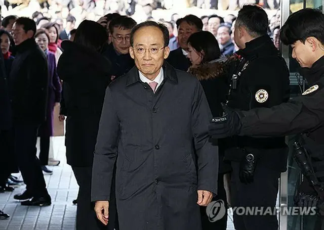 逮捕状審査に出席するため、ソウル中央地裁に入る「国民の力」の秋慶鎬・元院内代表＝２日、ソウル（聯合ニュース）